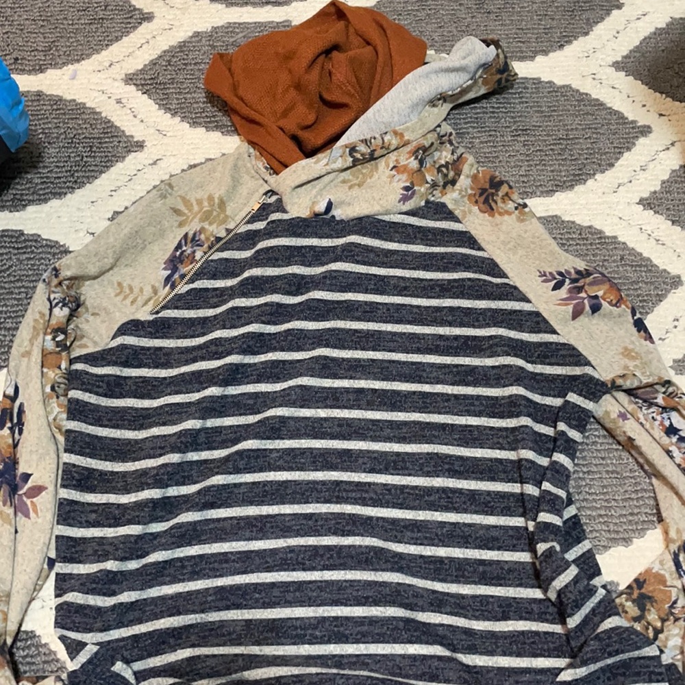 Women’s boutique hooded sweater